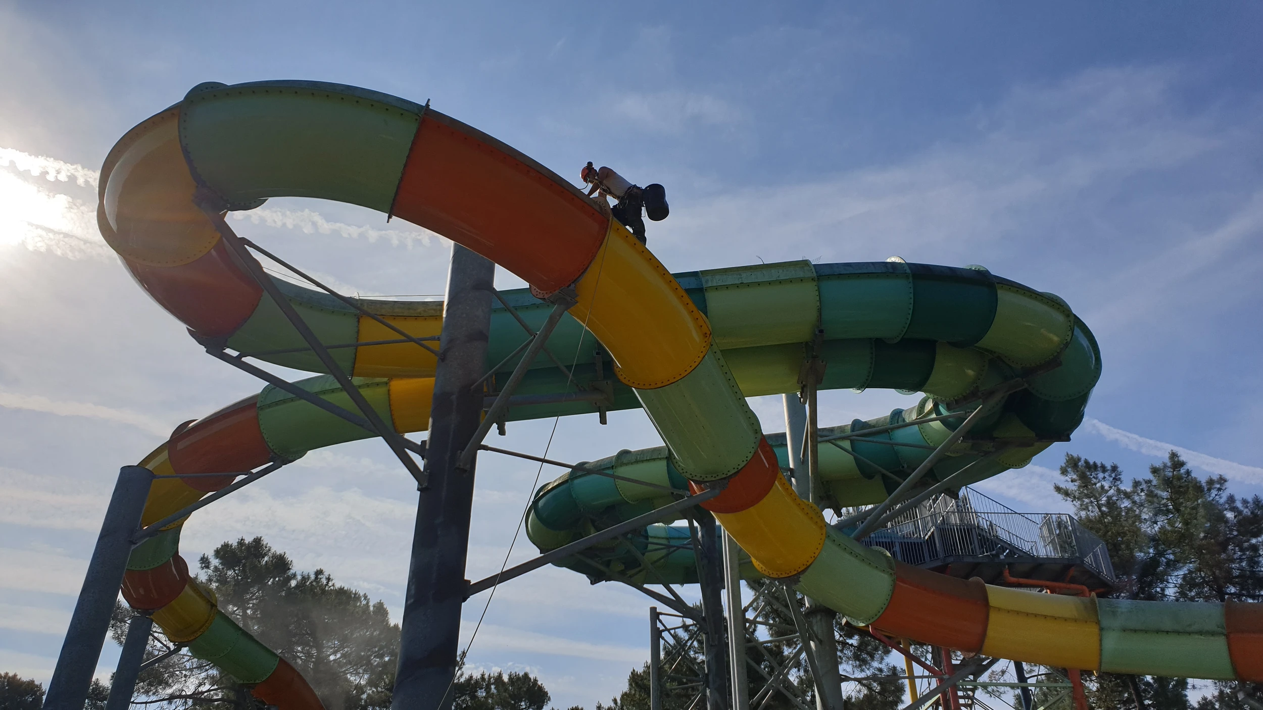 Intervention de cordistes MS Access pour glisser en toute propreté chez AQUALAND à Gujan Mestras (industrie) – 1